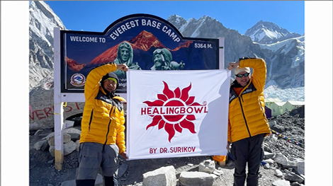 Флаг Healingbowl® в базовом лагере Эвереста, 5360 м. Селиванов А.Ф., врач команды альпинистов Клуб 7 вершин, апрель 2024 г.