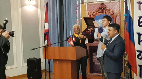 Суриков Е.В. (cын доктора Сурикова) вручает поющую чашу Healingbowl® в подарок посольству Непала в России. 2015 г, Москва